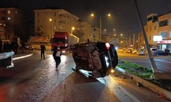 Kontrolden çıkan otomobil önce takla attı sonra direğe çaptı: 3 kişi yaralandı