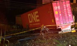 Kontrolden çıkan tırın raylara uçtuğu kazada tren seferleri durduruldu: 1 ölü