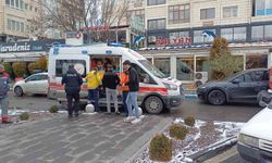 Kuruyemişçi deposunda çıkan yangında 4 kişi dumandan etkilendi