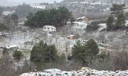 Kütahya'nın yüksek kesimleri mevsimin ilk karıyla beyaza büründü