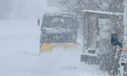 Mehmetçik karla kaplı yolları açtı