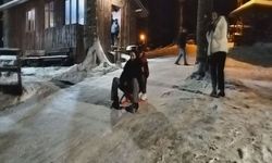 Nebiyan Dağı beyaza büründü, çocuklar gibi eğlendiler