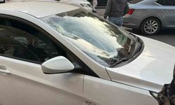 Otomobilin çarptığı yaya ağır yaralandı, sürücüler birbirlerinin üstüne yürüdü