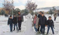 Şanlıurfa'da yıllar sonra kar sevinci: Çocuklar kartopu oynadı, yetişkinler halay çekti