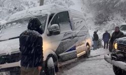 Şarampole kayan minibüsü, off-road araçları kurtardı