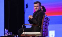 Selçuk Bayraktar: 'Geleceğe yürüyebilmek için farklı olmanız gerekiyor'