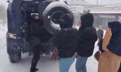 Şırnak'ta kar alarmı: Polis mahsur kalan vatandaşların yardımına koştu