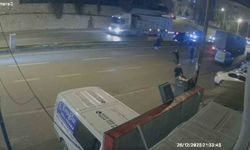 Takla atıp direğe çarpan otomobilin kaza anı kamerada: 3 yaralı