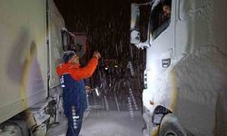 Tendürek'te tipi nedeniyle onlarca araç yolda kaldı