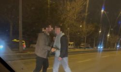 Tırın önüne atladı, trafiği kilitledi