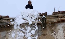Toprak damlı evlerde yaşayan vatandaşlar baca küreme işine koyuldu