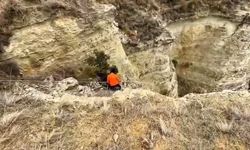 Uçurumda mahsur kalan köpeklerini halatla inerek kendi imkanlarıyla kurtardılar