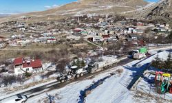 Yolda mahsur kalan tır, ekipler tarafından kurtarıldı