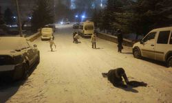 Yozgat'ta mahalle aralarında kar eğlencesi: Sokaklar kayak pistini aratmadı