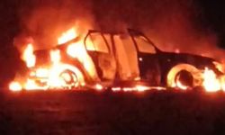 Seyir halindeki otomobil yanarak kullanılamaz hale geldi