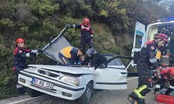 Kaya parçası otomobilin üzerine düştü: 5 yaralı