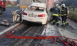 Otomobiliyle tırın altına giren 18 yaşındaki sürücü hayatını kaybetti