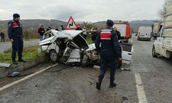 Kamyona çarpan otomobil hurdaya döndü: 1 ölü, 2 yaralı