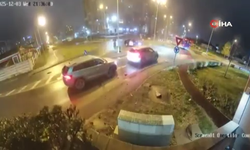 Romanya'da kavşağa çarparak havalanan araç, iki aracın üzerinden uçtu