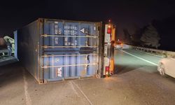 Hatay’da fırtına nedeniyle tırlar devrildi