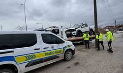 5 metrelik refüjden aşağı uçan araçta 3 kişi yaralandı