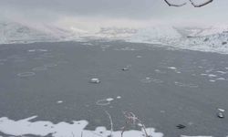 Adıyaman'da Çat Barajı'nın yüzeyi buz tuttu