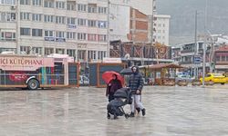 Afyonkarahisar yeni güne yağışlı hava ile başladı