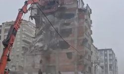 Ağır hasarlı bina tek dokunuşla yerle bir oldu