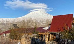 Ağrı Dağı'nın zirvesinde oluşan mercek bulutu hayran bıraktı