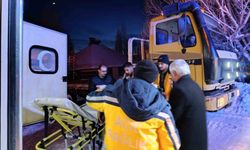 Ağrı'da yolu kapalı köydeki hasta paletli ambulansla hastaneye ulaştırıldı