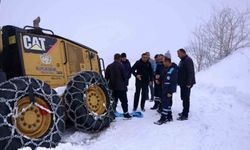 Akçadağ'da kar nedeniyle yoldan çıkan iş makinesi kurtarıldı