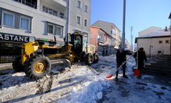 Akdağmadeni Belediyesi ekipleri yoğun kar mesaisinde