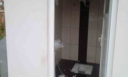 Alanya'da umumi tuvaletin camları ve seramiklerini kırdılar