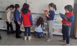 Altıntaş Zafer İlkokulu'nda sınıflara kitaplık kazandırıldı