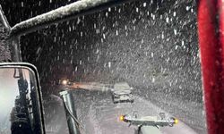 Amasya'da karlı dağ yolunda mahsur kalan aile greyderle kurtarıldı