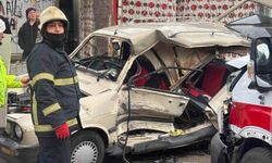 Ambulansla çarpışan otomobil hurdaya döndü: 2 yaralı