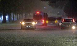 Antalya'da sağanak yolları göle döndürdü, araçların mahsur kaldığını gören diğer sürücüler kaldırımlardan ilerledi