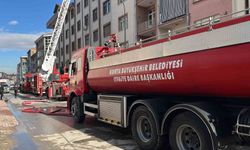 Apartmanın çatısında çıkan yangın korkuttu