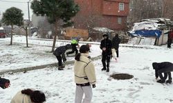 Arnavutköy'de çocuklar kar topu oynayarak tatilin tadını doyasıya çıkardı