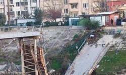 Asi Nehri üzerindeki yaya köprüsü çöktü