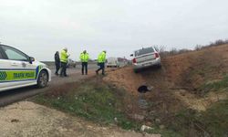 Aşırı hız ve gizli buzlanma nedeniyle otomobil tarlaya uçtu