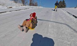 Aşkale'de dondurucu soğuklara rağmen hayat devam ediyor: Çocuklar -30'da kayarak eğlendi
