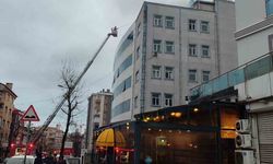 Bağcılar'da kapatılan hastanenin çatısında yangın