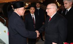 Bakan Güler, Türkiye'ye gelen Malezya Başbakanı İbrahim'i havaalanında karşıladı