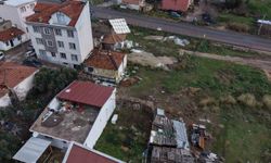 Bandırma'da fırtına, müstakil evin çatısını 60 metre uçurdu