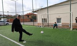 Başkan Balaban maç yapan çocukların eğlencesine ortak oldu