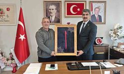 Başkan Polat'tan İHA muhabiri Dilsiz'e anlamlı hediye