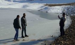Batman'da donan göletin üstünde fotoğraf çektiler