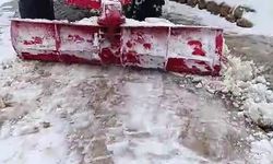 Batman'da muhtar, yolun kapanmaması için traktörle kar birikintilerini temizledi