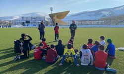 Bayburt'ta minik sporculara bilinçli teknoloji kullanımı anlatıldı